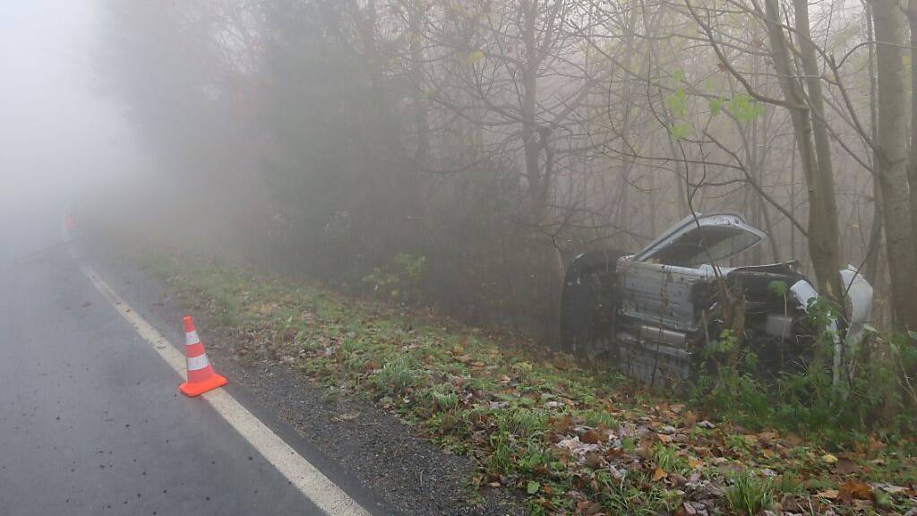 Bei einem Verkehrsunfall in Filzbach GL geriet ein Auto von der Strasse ab und überschlug sich.