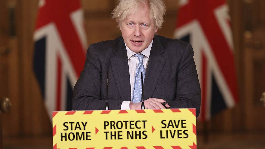 Boris Johnson, Premierminister von Großbritannien, spricht während einer Pressekonferenz zur Corona-Pandemie in der Downing Street. Foto: Steve Reigate/Daily Express pool/AP/dpa