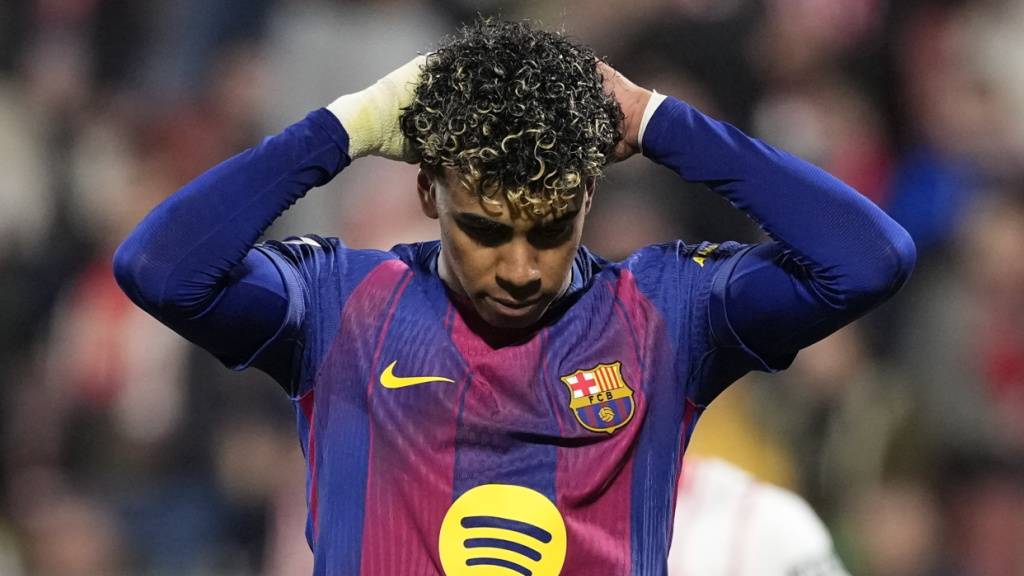 Lamine Yamal rauft sich nach dem verschossenen Penalty die Haare