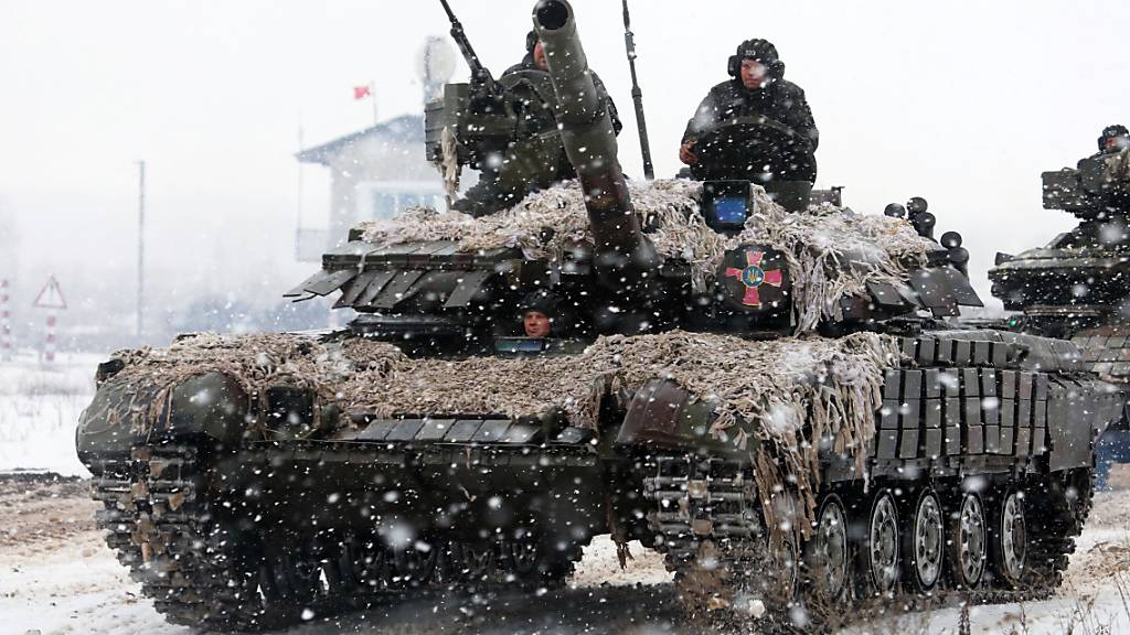 Soldaten der 92. mechanisierten Iwan-Sirko-Brigade der ukrainischen Streitkräfte fahren während einer Militärübung auf einem Panzer. Foto: -/Ukrinform/dpa