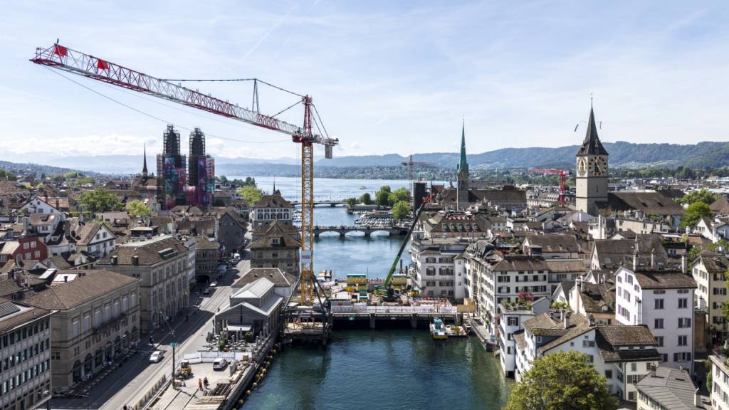 Baustellenbetrieb herrscht derzeit auf der «Gmüesbrugg», wie die Zürcher Rathausbrücke im Volksmund heisst.