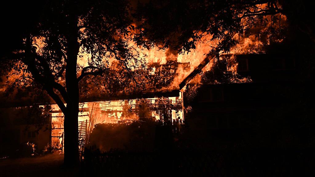 Ein Bauernhaus samt Scheune ist am Donnerstagabend im Weiler Wilen-Watt bei Niederglatt SG abgebrannt.
