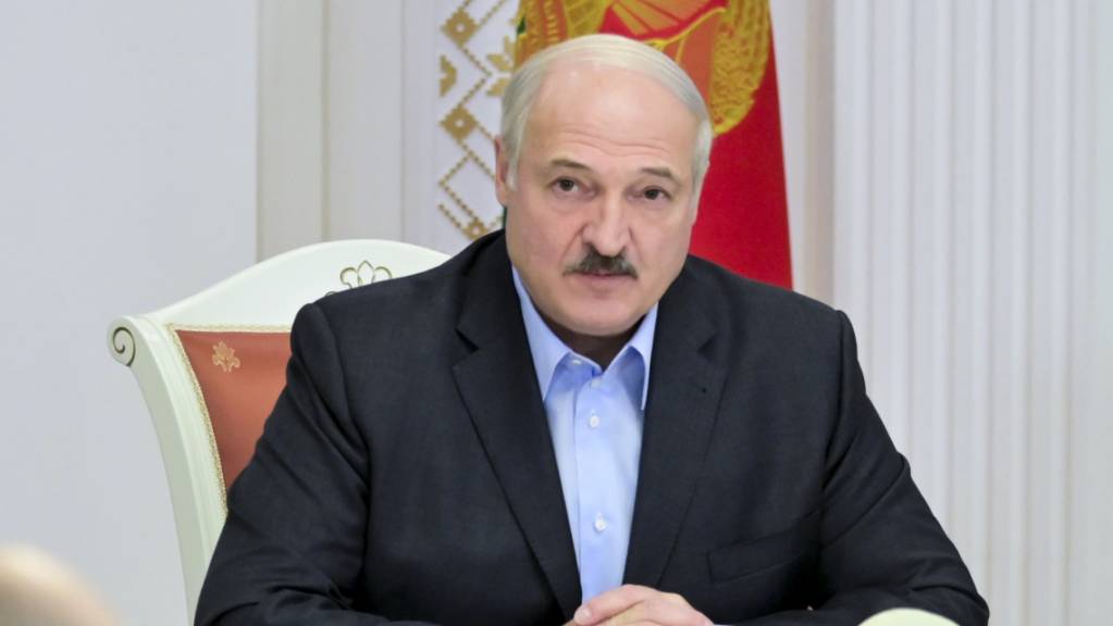 Alexander Lukaschenko, Präsident von Belarus, nimmt während der andauernden Proteste der Demokratiebewegung an einem Treffen mit dem nationalen Sicherheitsrat teil. Foto: Andrei Stasevich/BelTA/AP/dpa