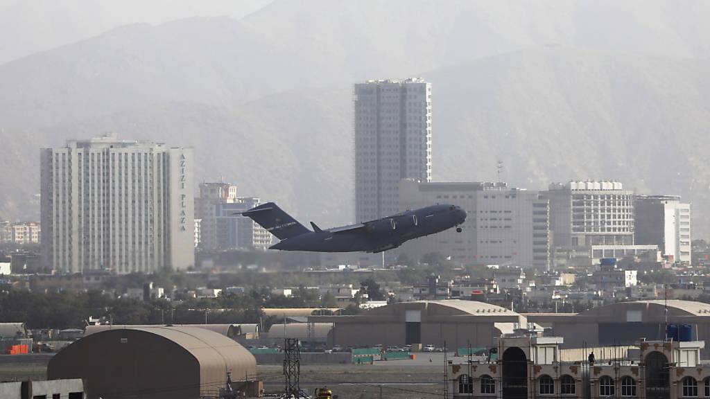 Ein Militärflugzeug hebt vom Flughafen der afghanischen Hauptstadt Kabul ab. (Archivbild)