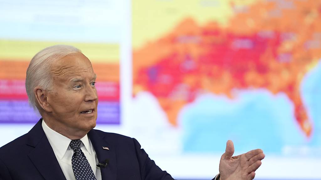 Präsident Joe Biden besucht die Notfall-Einsatzzentrale in Washington. Foto: Evan Vucci/AP/dpa