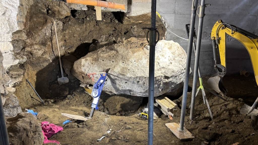 Riesenstein klemmt Arbeiter in Valsot ein und verletzt ihn schwerst