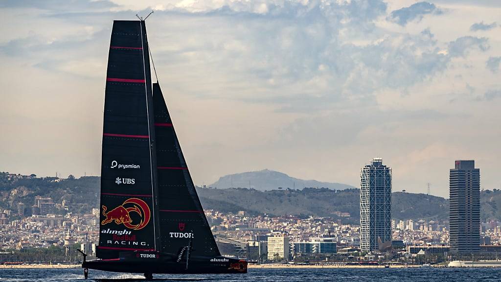 Soll trotz dem Mastbruch wieder ins Fliegen kommen: Der AC75-Foiler von Alinghi Red Bull