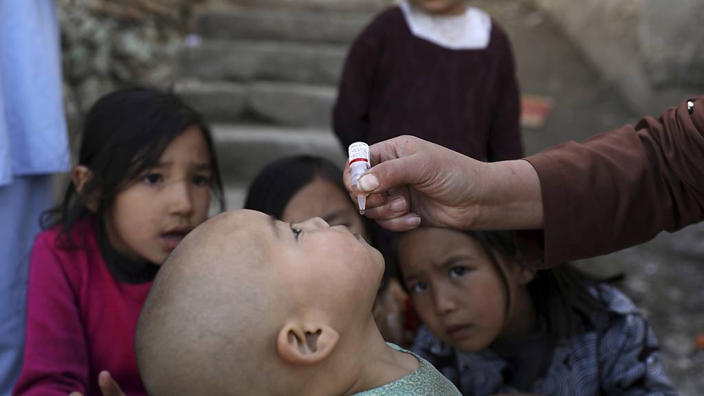 Polio oder Kinderlähmung lässt sich durch eine Schluckimpfung verhindern: Aktion in Kabul. (Archivbild)