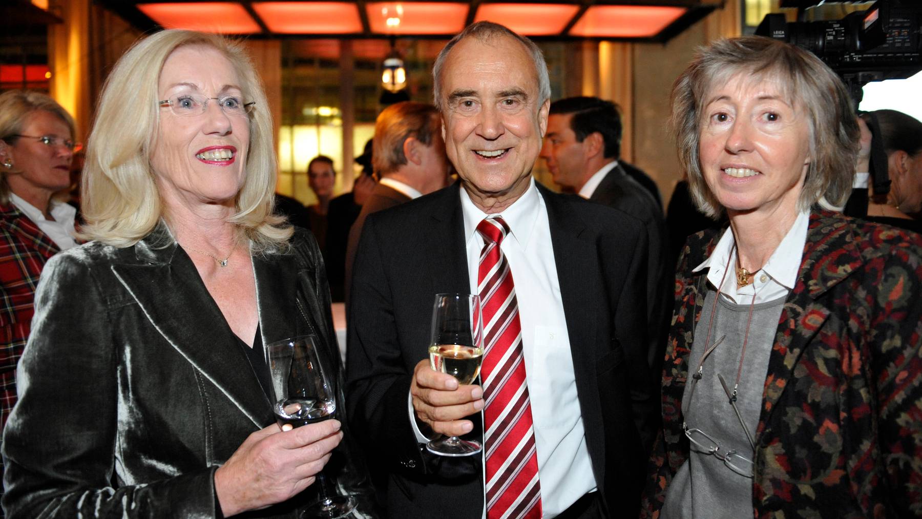 Annette Ringier (r.) an einer Veranstaltung zum 50. Jubiläum des «Blick» in Zürich. Neben ihr stehen Kurt Felix und ihre Schwester Evelyn Lingg-Ringier.