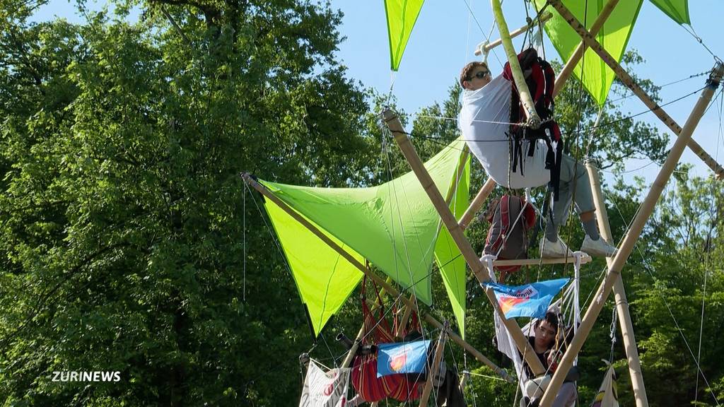 Klimastreiker bauen Bambusgerüst-Blockade auf Zufahrt zu einem Tanklager