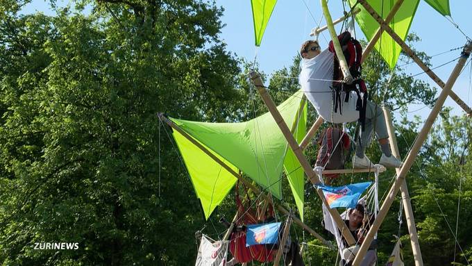 Klimastreik-Aktivisten blockieren Tanklager mit Bambusgerüst