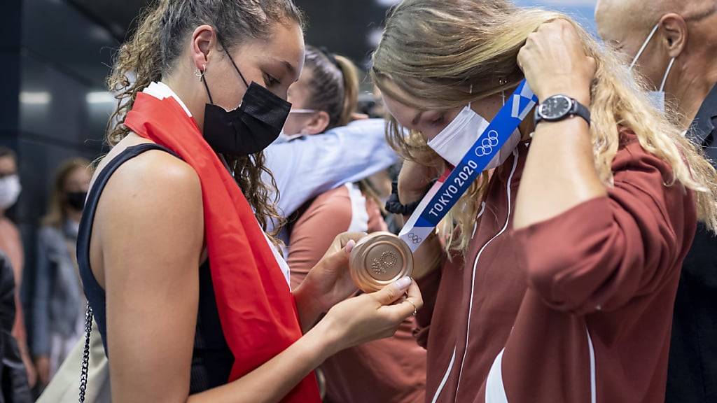 Machen auf dem Beachvolleyball-Platz gemeinsame Sache: Zoé Vergé Dépré (links) und ihre ältere Schwester Anouk