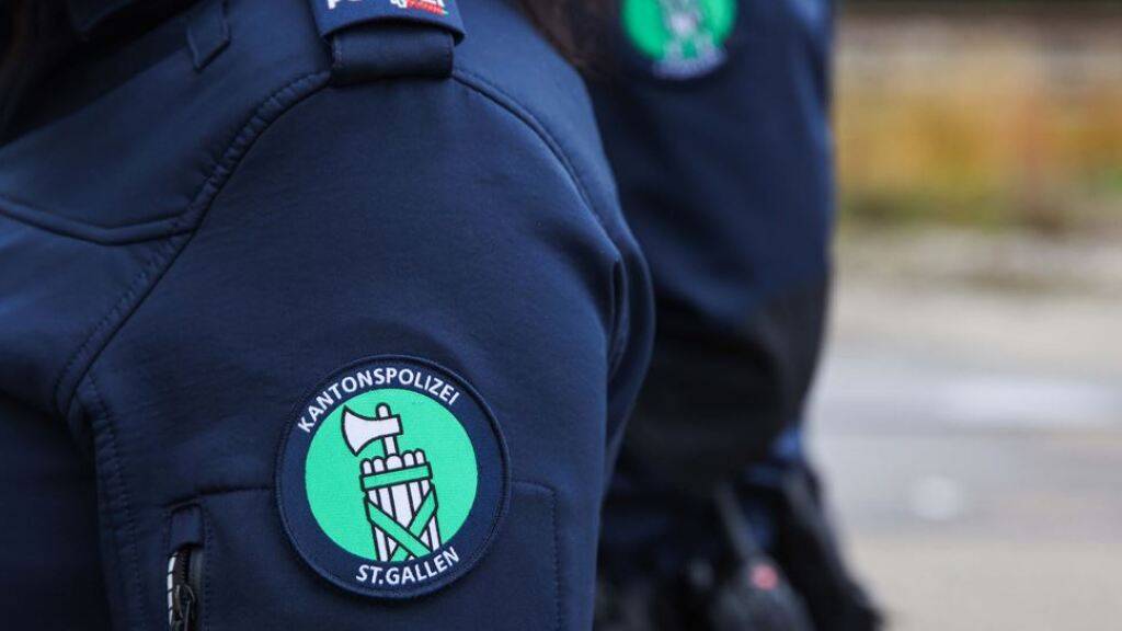 Die Kantonspolizei St. Gallen hielt eine 56-jährige Frau an, die über 20 Autos zerkratzt hatte.