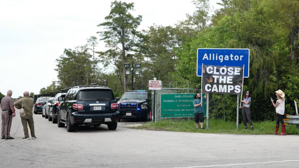 ARCHIV - Eine wöchentliche interreligiöse Mahnwache vor dem Alligator Alcatraz Immigration Detention Center wird fortgesetzt, nachdem ein Bundesberufungsgericht einen Gerichtsbeschluss, der die Schließung der Einrichtung vorsah, vorübergehend blockiert hat. Foto: Lisette Morales/ZUMA Press Wire/dpa