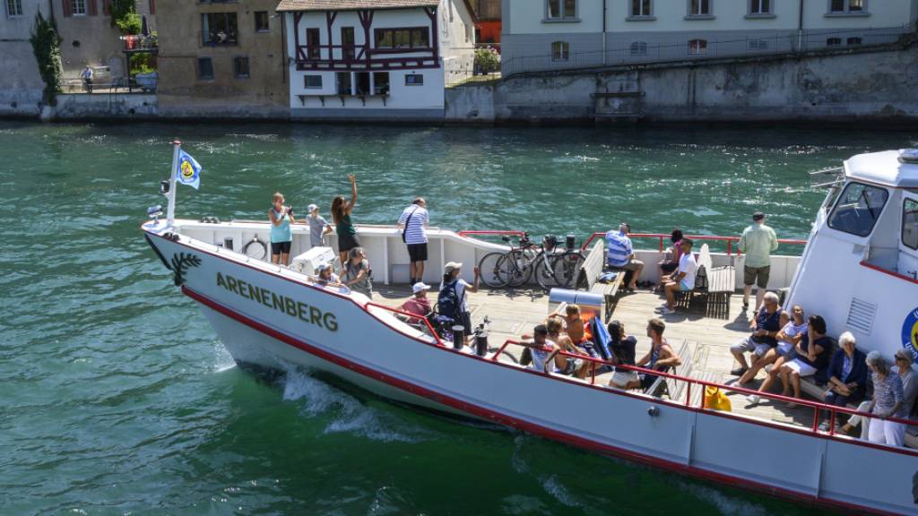 Die Schifffahrtsgesellschaft Untersee und Rhein stellt den Betrieb zwischen Diessenhofen und Stein am Rhein ein. Im Bild die Durchfahrt bei Diessenhofen. (Archivbild)