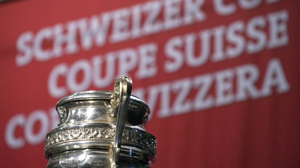 Die Trophaee des Gewinners des Schweizer Fussball Cups steht am Freitag, 22. August 2008, auf dem Berner Hausberg Gurten, anlaesslich der Ziehung der 1. Hauptrunde des Schweizer Fussball Cup 2008/09.