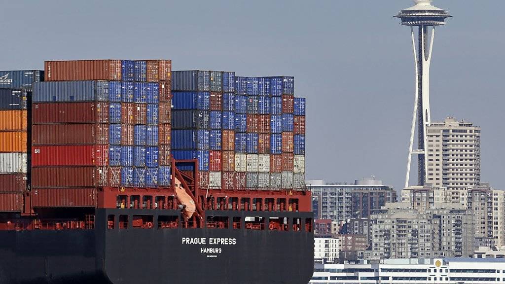Der Export von Schweizer Gütern ist im Oktober gesunken: Containerschiff bei Seattle. (Symbolbild)