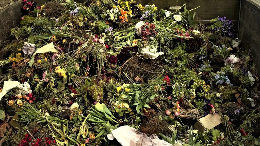 Luzerner entsorgt haufenweise Blumen im Wald statt im Kompost