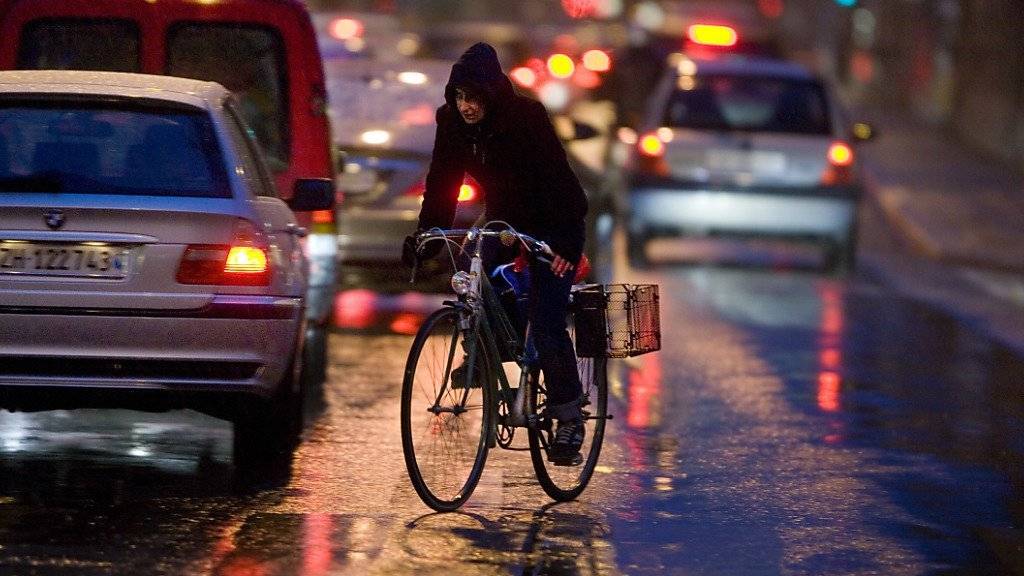 Trotz Abgasen und Unfallgefahr ist Velofahren auch in Grossstädten gesund, zeigt eine Studie. (Archivbild)