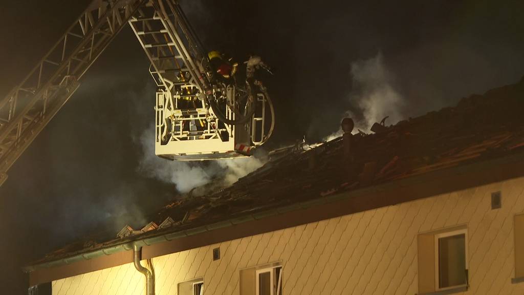 Brand auf Balkon macht Mehrfamilienhaus unbewohnbar