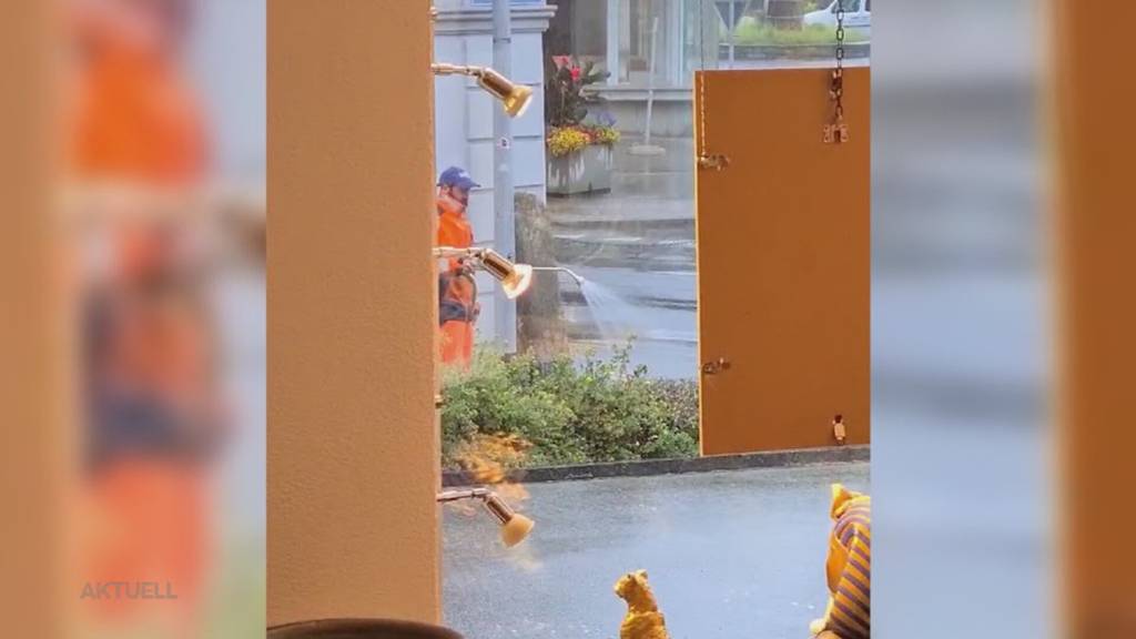In Muri giesst ein Gemeindemitarbeiter die Blumen trotz strömendem Regen