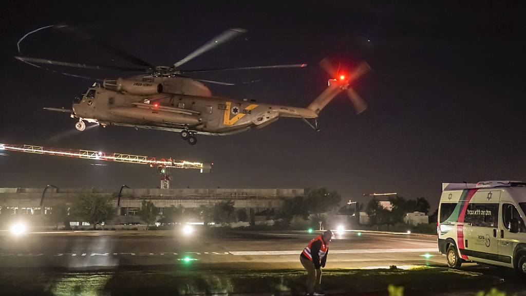 dpatopbilder - Ein Hubschrauber mit von der Hamas freigelassenen israelischen Geiseln landet auf dem Scheba Medical Center in Ramat Gan, Israel. Foto: Leo Correa/AP/dpa