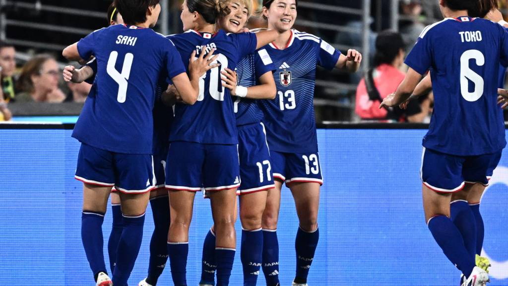 Die Japanerinnen bejubeln das Siegtor im Final der Asien-Meisterschaft gegen Gastgeber Australien