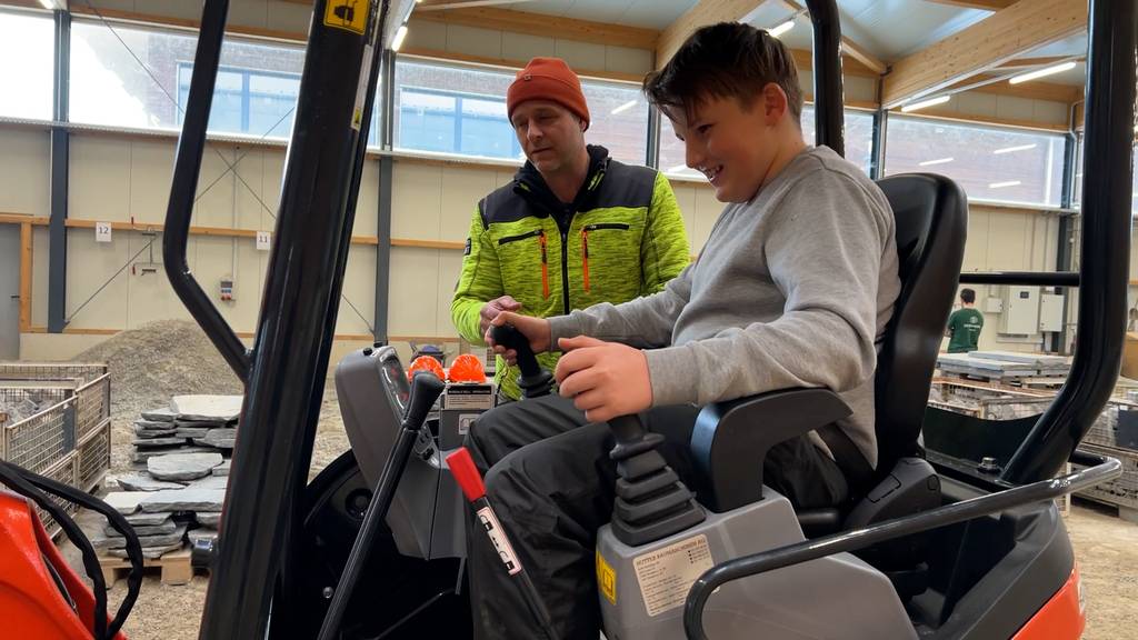 Baggerfahren in Koppigen: Berner Kinder probieren Jobs aus