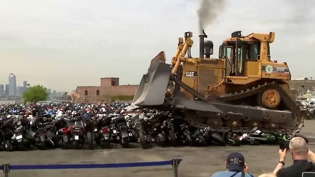 Bulldozer walzt in New York rund hundert Motorräder platt