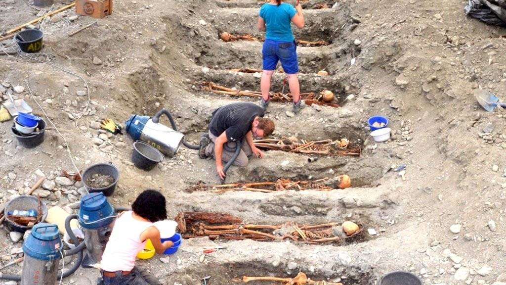 103 Gräber mit den Überresten verwahrter Personen wurden in Cazis in Mittelbünden ausgegraben.