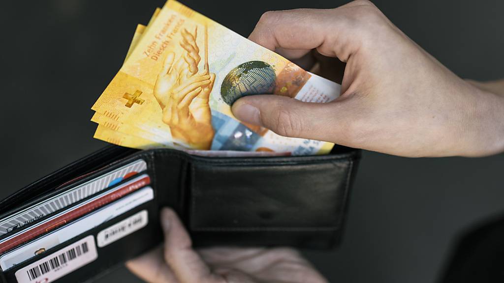 Laut einer Comparis-Umfrage rechnen 28 Prozent der Schweizerinnen und Schweizer 2023 mit weniger Geld im Portemonnaie als im Vorjahr. Schuld sind vor allem steigende Krankenkassenprämien sowie Mieten und Hypothekarzinsen. (Symbolbild)