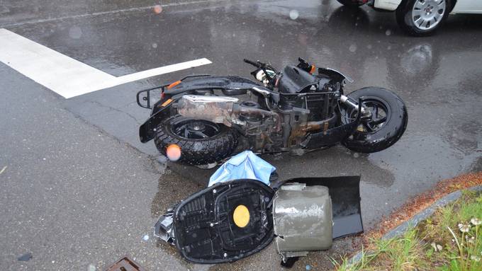 Von Lieferwagenfahrer übersehen: Rollerfahrer bei Crash verletzt