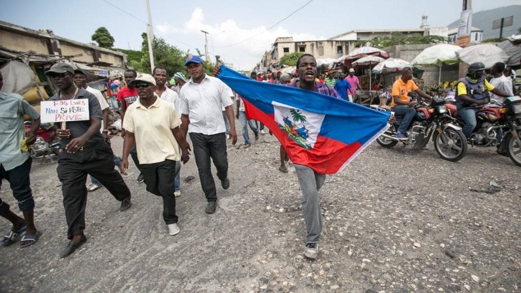 Nach dem Auslaufen der Amtszeit des Interimspräsidenten kam es in den Strassen von Haitis Hauptstadt Port-au-Prince zu Kundgebungen für und gegen Jocelerme Privert. (Archivbild)