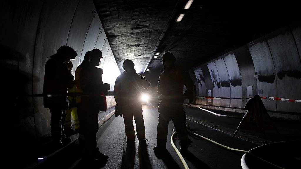 Der 6,6 Kilometer lange San-Bernardino-Tunnel im Kanton Graubünden musste nach dem Brand eines Reisecars während mehrerer Tage repariert werden. (Archivbild)
