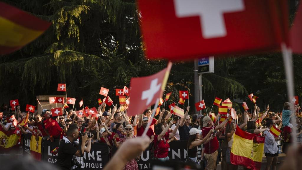 Die Weltmeisterinnen aus Spanien werden bei ihrer Ankunft in Lausanne frenetisch willkommen geheissen