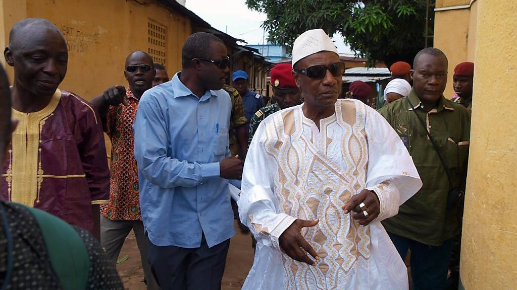 Alpha Condé (in weisser Kleidung), Präsident von Guinea, kandidiert für eine dritte Amtszeit. (Archivbild)