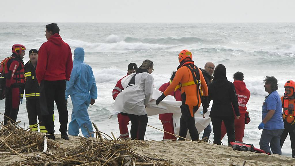 Bei einem Bootsunglück mit Migranten an der süditalienischen Küste sind Medienberichten zufolge mehrere Menschen ums Leben gekommen. Foto: Giuseppe Pipita/AP/dpa