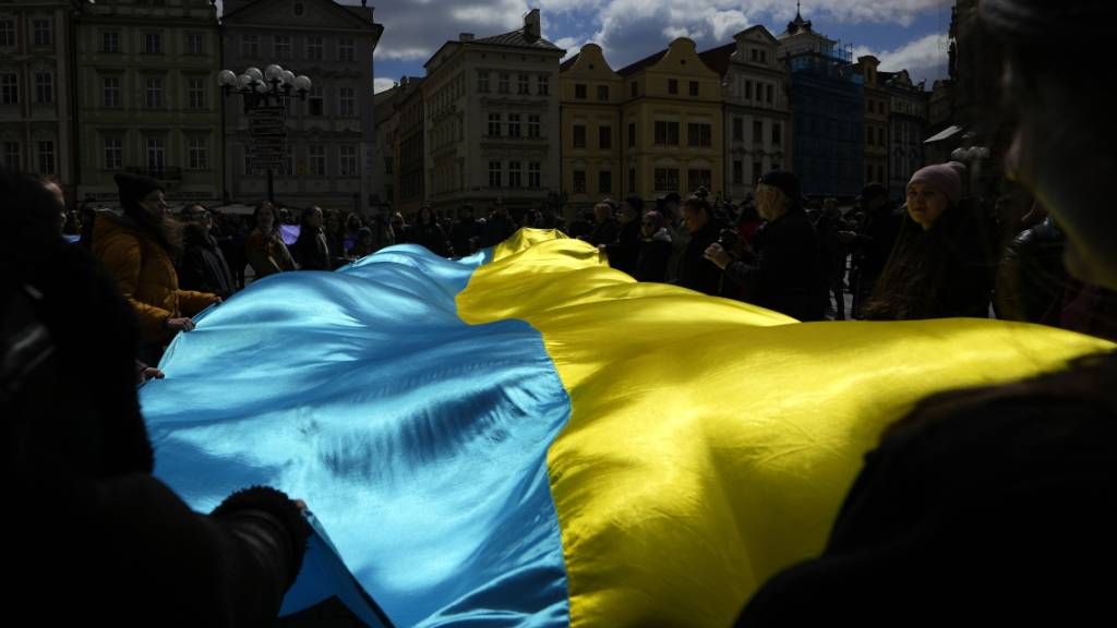 In Prag wurde gestern für die Unterstützung des estnischen militärischen Strategieplans für die Ukraine demonstratiert. Foto: Petr David Josek/AP/dpa