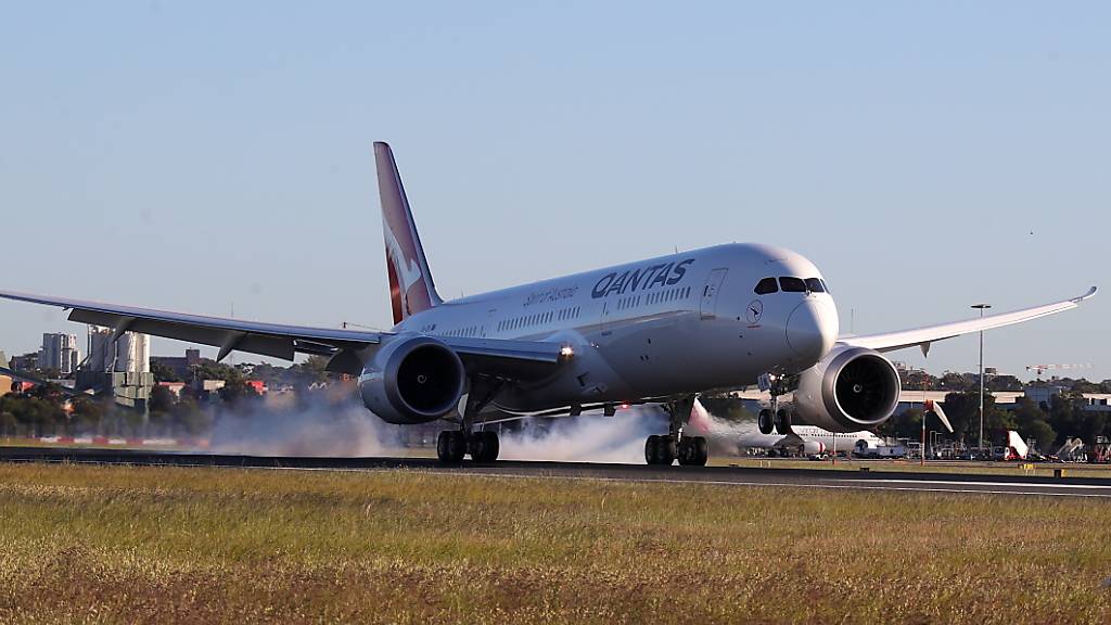 Eine Qantas-Langstreckenmaschine des Typs Boeing 787 Dreamliner bei der Landung am Flughafen in Sydney. (Archivbild)