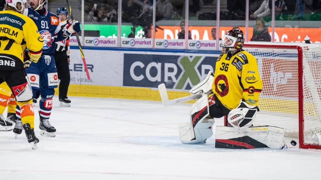 Völlig hilflos: SCB-Goalie Adam Reideborn kapituliert wie sein Team vor dem Ansturm der ZSC Lions