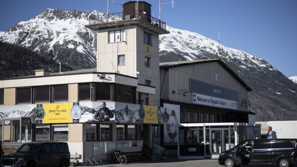 Die Infrastruktur des Flughafens Samedan im Engadin ist alt und soll für viele Millionen Franken erneuert werden. (Archivbild)