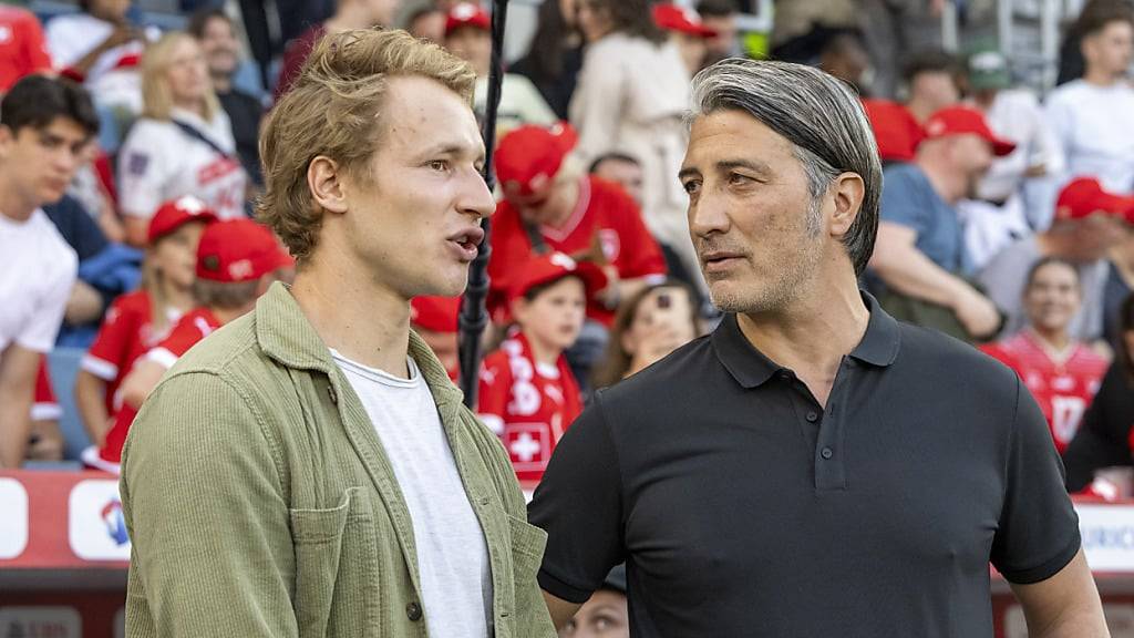 Marco Odermatt zusammen mit Fussball-Nationalcoach Murat Yakin