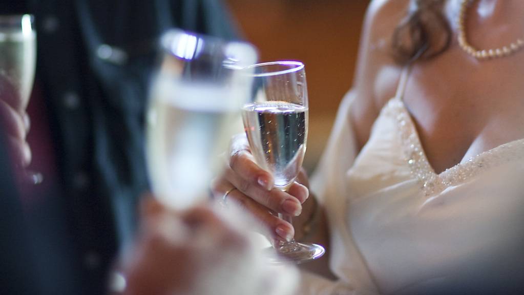 Der Urner Kantonsarzt hat am Dienstag 131 Gäste eines Hochzeitsfests in Schattdorf für zehn Tage in Quarantäne gesetzt. Einer der Hochzeitsgäste war positiv auf das Coronavirus getestet worden. (Symbolbild)