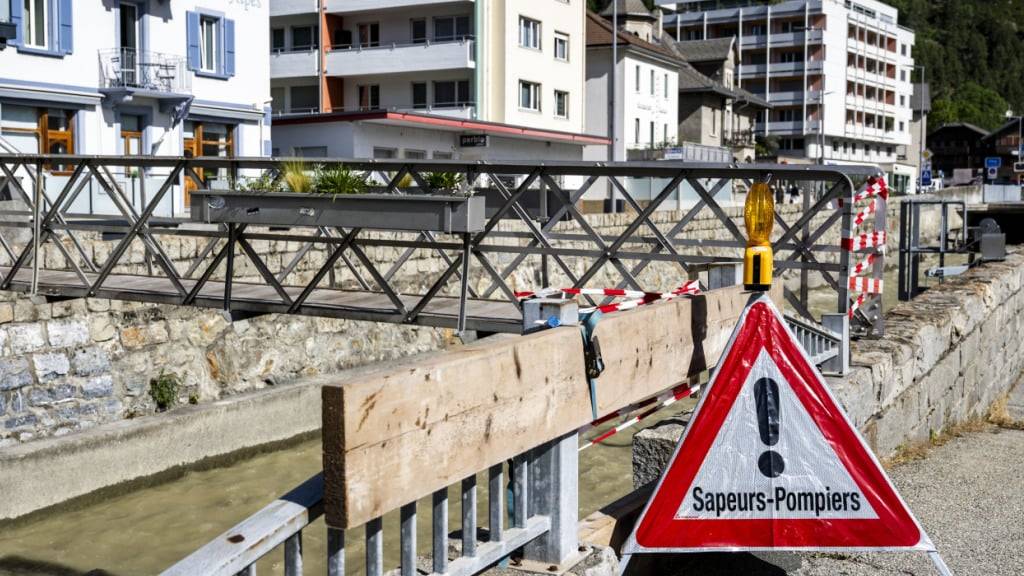 Gefahr wegen des in Blatten hinter den Bergsturzmassen aufgestauten Sees: Gesperrte Fussgängerbrücke in Gampel-Steg.