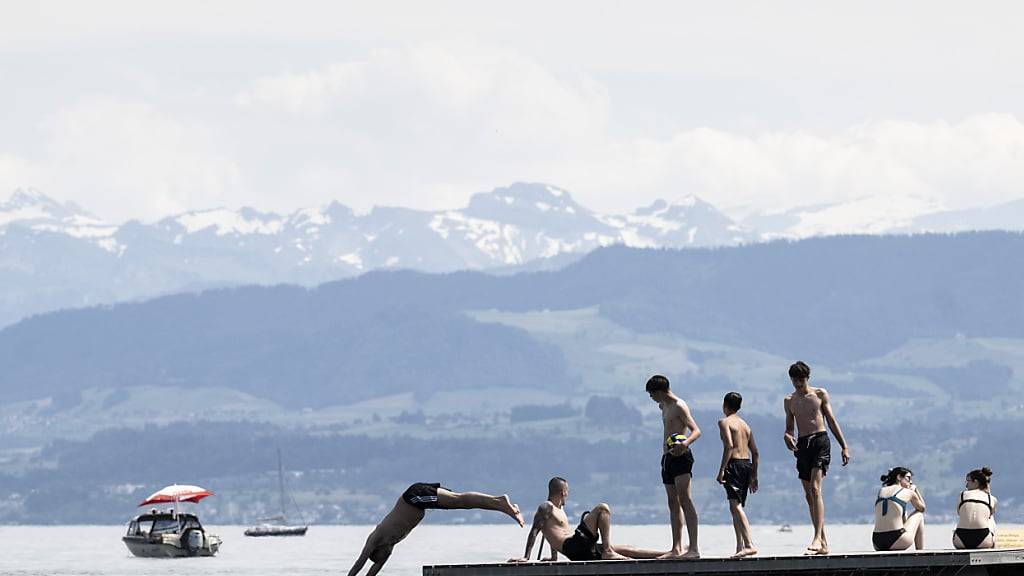 Endlich Sommer: Menschen geniessen auf dem See in Zürich am Dienstag die Wärme.