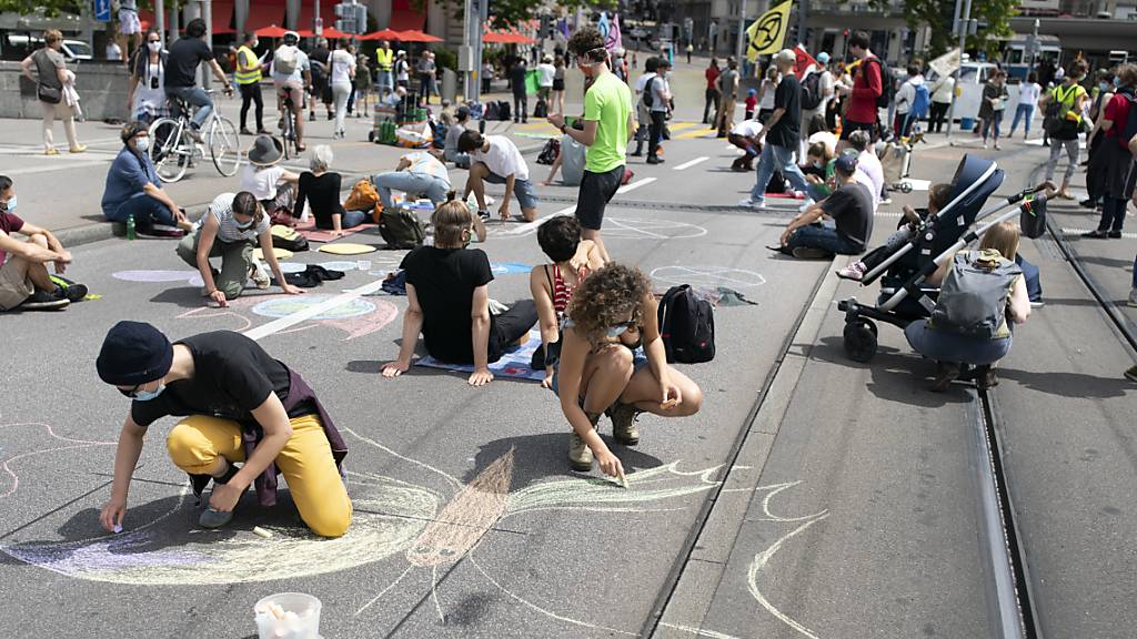 Aktivisten der Extinction Rebellion während eines Protestes am 20. Juni in Zürich. Für Ende September rufen zahlreiche Klimaorganisationen zu weiteren Aktionen des zivilen Ungehorsams aus. (Archivbild)