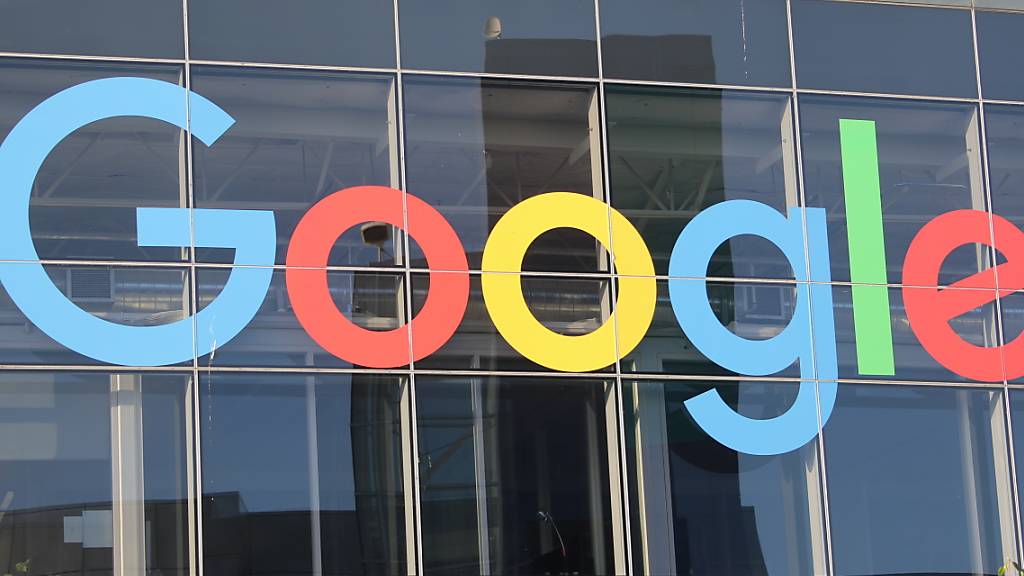 ARCHIV - Das Logo von Google an der Fassade des Hauptsitzes des Mutterkonzerns Alphabet. Foto: Christoph Dernbach/dpa