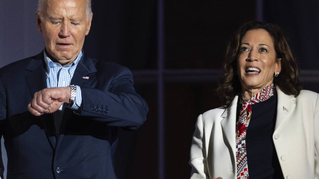 ARCHIV - Präsident Joe Biden und Vizepräsidentin Kamala Harris warten vom Balkon des Weißen Hauses aus auf den Beginn des Feuerwerks zum Unabhängigkeitstag über der National Mall. Foto: Evan Vucci/AP/dpa