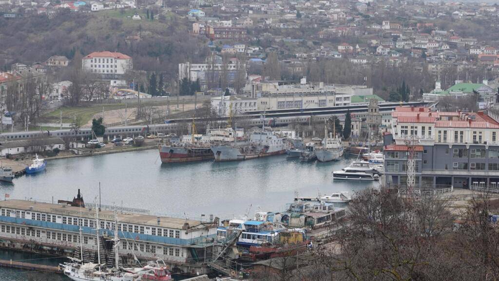 ARCHIV - Von einem Plateau der Hafenstadt aus ist die Sicht frei in eine Bucht, in der Schiffe stehen und auch der Bahnhof (r) zu sehen ist. Auf der von Russland besetzten Halbinsel Krim ist in Sewastopol laut ukrainischen Medien der russische Stabschef der Raketenschiffseinheiten getötet worden. Foto: Ulf Mauder/dpa