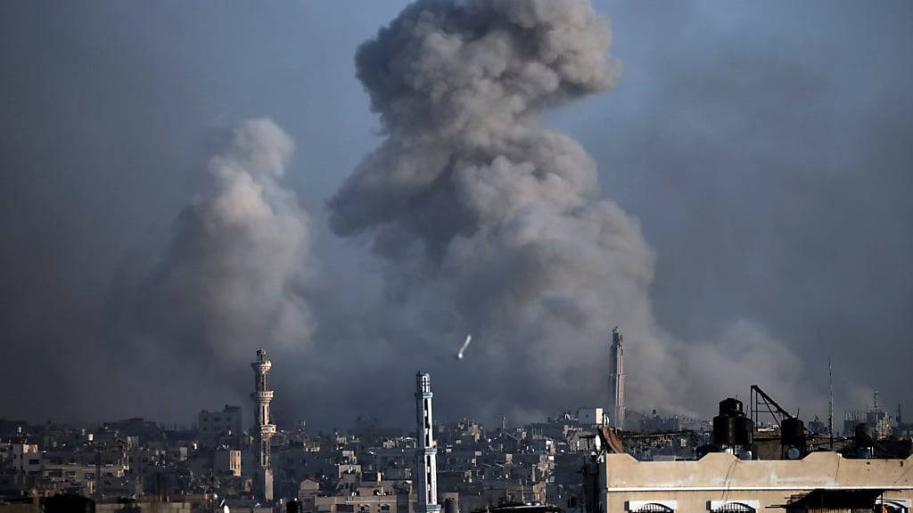 ARCHIV - Rauch über Chan Junis im südlichen Gazastreifen. Foto: Mohammed Dahman/AP/dpa/Archivbild